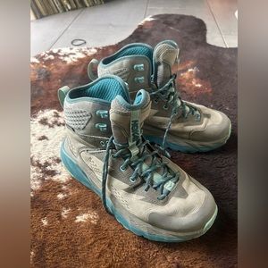 Women’s HOKA goretex hiking boots! Size 7